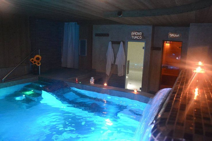 Immergersi in totale relax nella piscina SPA Village Paradis